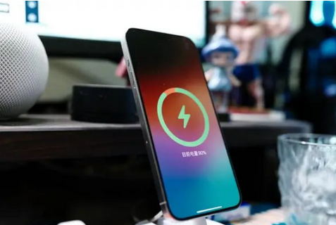 利津苹果15换屏服务分享用什么充电器给iPhone15充电更好 